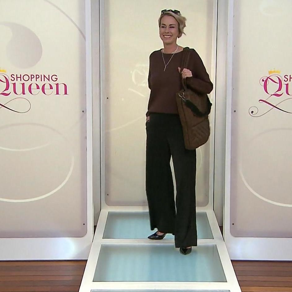 „Shopping Queen“-Kandidatin Rita in ihrem dunklen Business-Look „Shopping Queen“-Kandidatin Rita in ihrem dunklen Business-Look