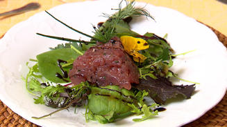 Thunfisch Tatar auf Kräutersalatbett