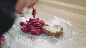 Schwarzbrot mit Heringssalat