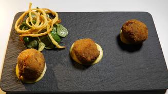 Bitterballen mit Rindfleisch und Käse