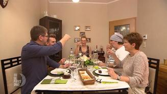 Svenja packt die Ouzo-Flasche aus