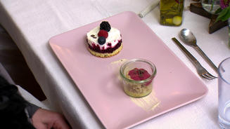 Törtchen und Eis von der Roten Grütze