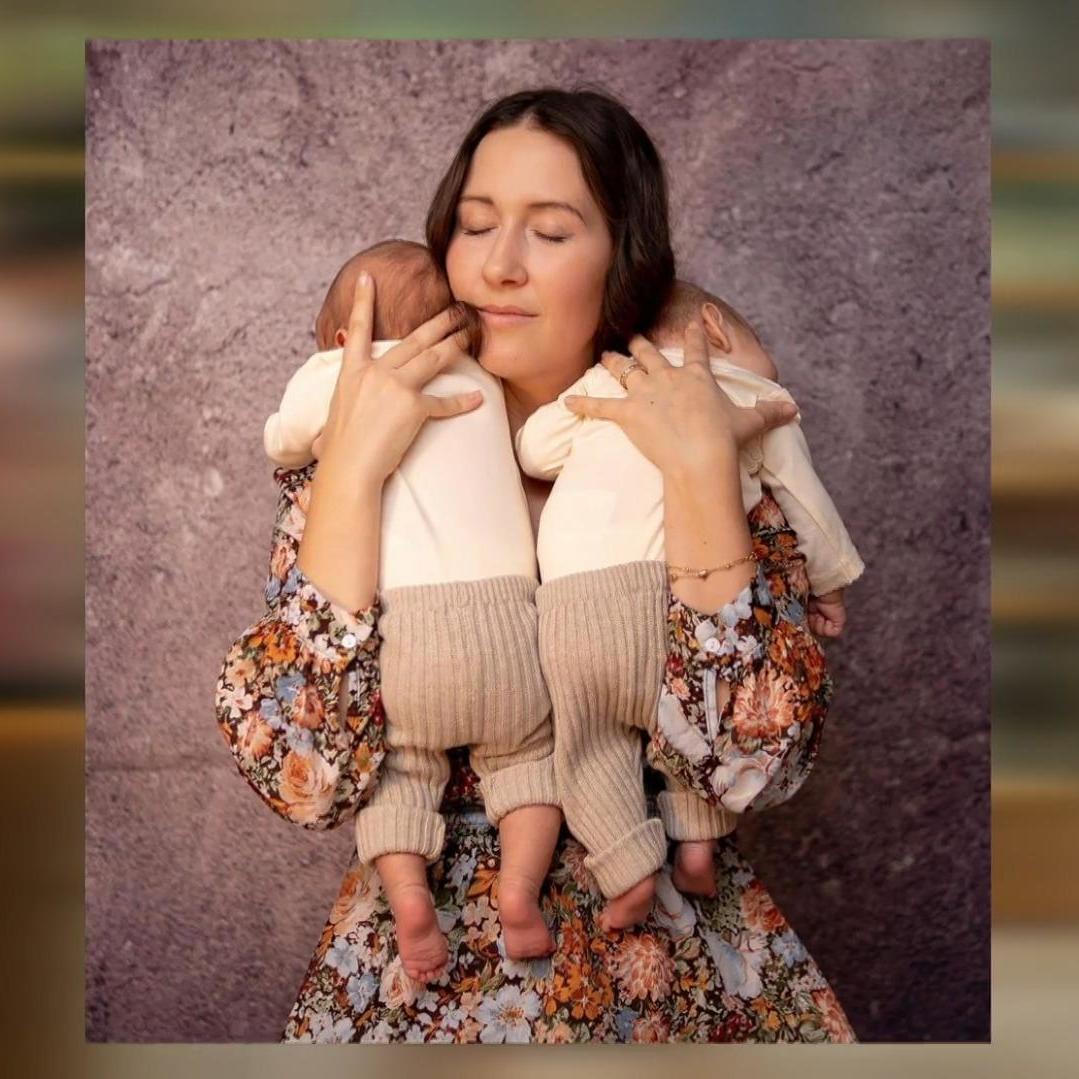 Kellnerin Mariella mit ihren beiden kleinen Mäusen, die am 20. Oktober 2022 das Licht der Welt erblickten. Kellnerin Mariella mit ihren beiden kleinen Mäusen, die am 20. Oktober 2022 das Licht der Welt erblickten.