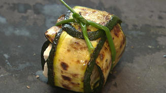 Spargel-Panna-Cotta mit Zucchini-Feta