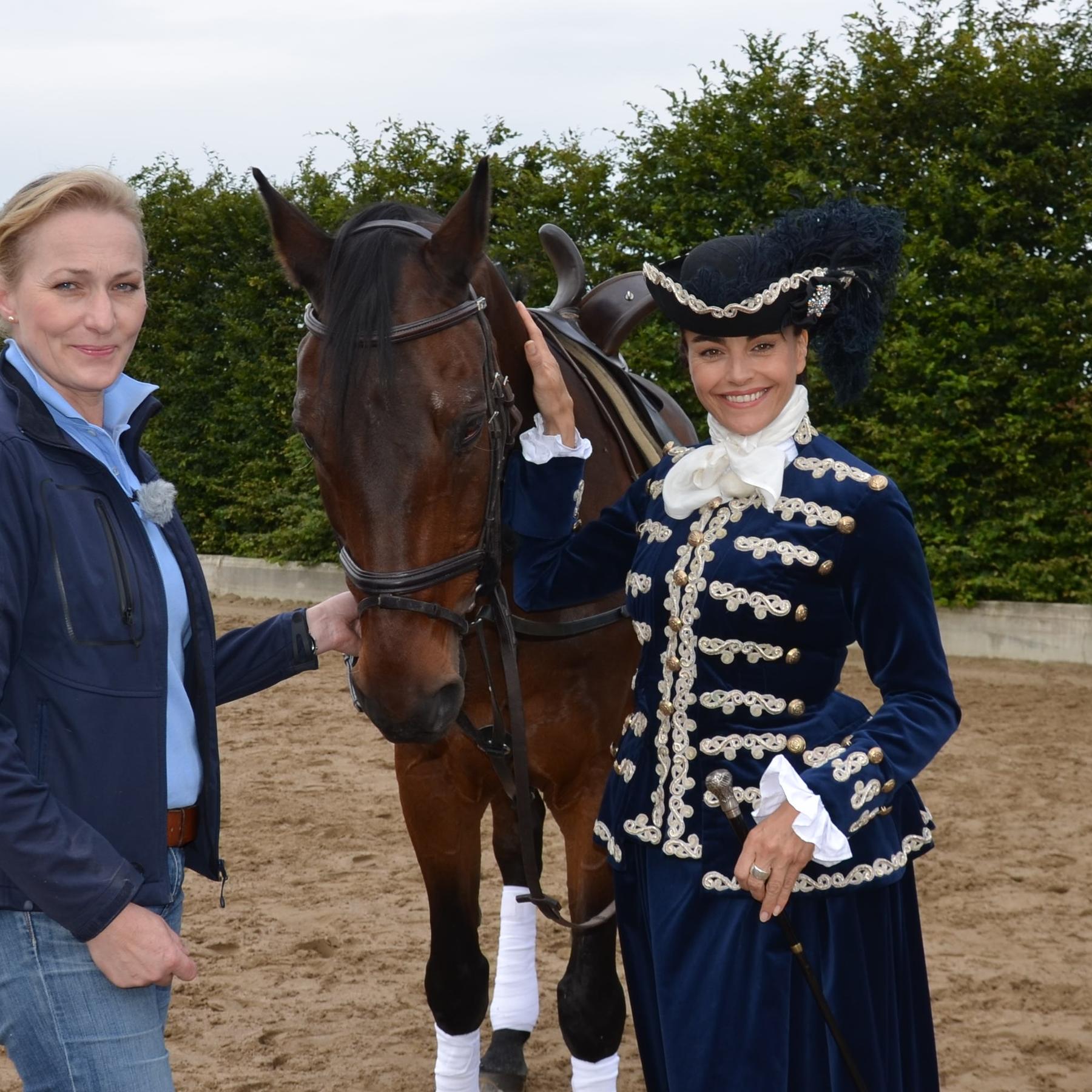 TG1 - Damensattel - VOX-DOCMA TV - hundkatzemaus-Reporterin Diana Eichhorn mit Bettina Keil-Steentjes der 1. Vorsitzenden des Reiten im Damensattel-Vereins TG1 - Damensattel - VOX-DOCMA TV - hundkatzemaus-Reporterin Diana Eichhorn mit Bettina Keil-Steentjes der 1. Vorsitzenden des Reiten im Damensattel-Vereins