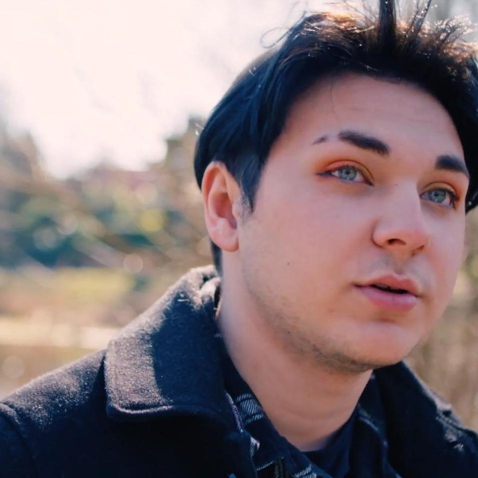 CESUR (18) lebt seit dem 13. Lebensjahr in verschiedenen Wohngruppen