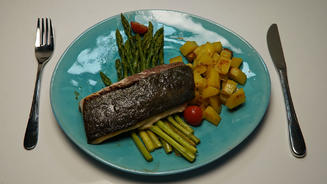 Kingfish auf gebratenem grünen Spargel