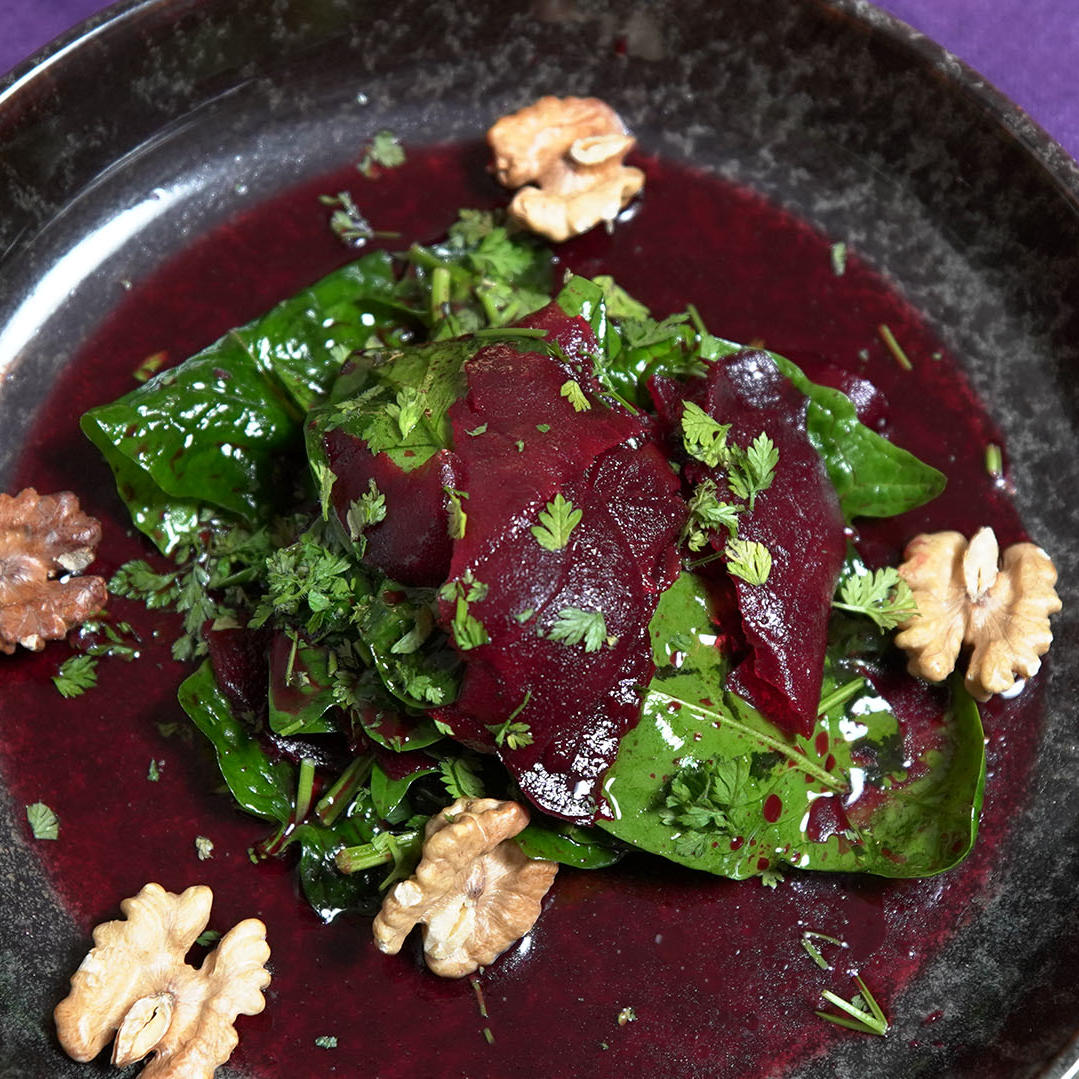Rote Beete an Babyblattspinat mit Feigenbrot und Humus Rote Beete an Babyblattspinat mit Feigenbrot und Humus