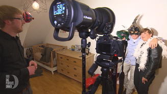 Chris grillt, die Gäste schießen Fotos