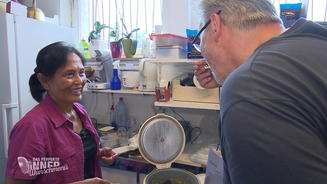 André bekommt Tipps im Asialaden