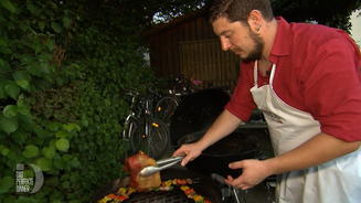 Toke grillt sein Fleisch tot