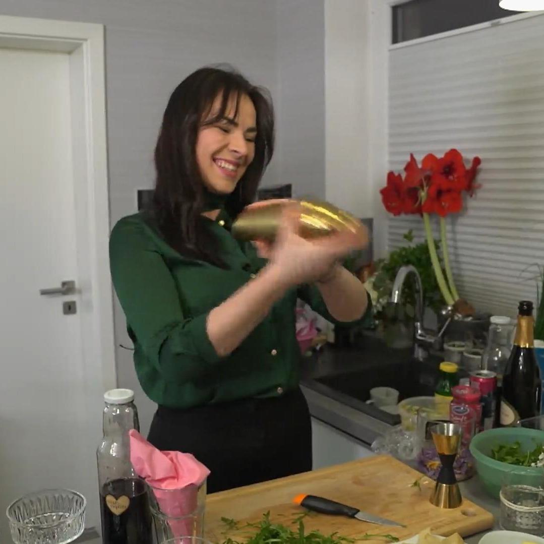 Auch mit dem Cocktail-Shaker kann Nici gekonnt umgehen! Auch mit dem Cocktail-Shaker kann Nici gekonnt umgehen!