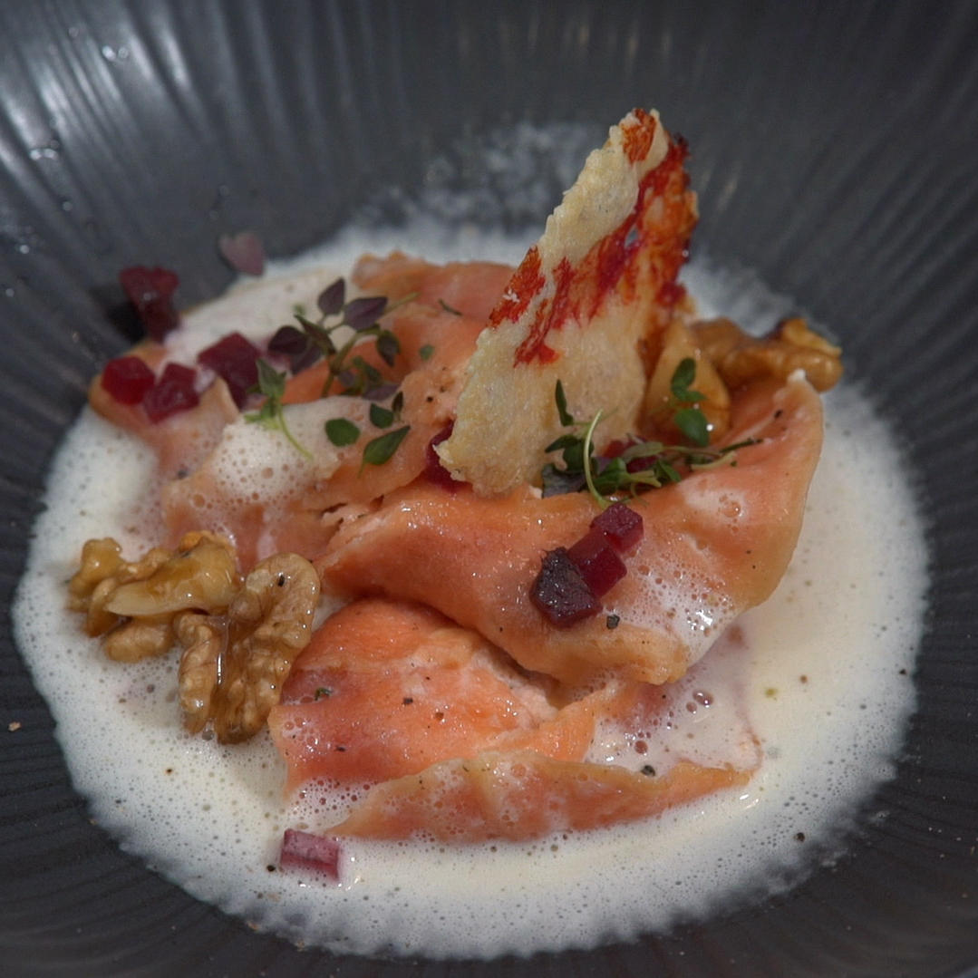Rote Beete Ravioli mit Ricotta-Füllung und karamellisierten Walnüssen Rote Beete Ravioli mit Ricotta-Füllung und karamellisierten Walnüssen