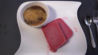 Kaffee-Schoko-Brûlée an Himbeerparfait