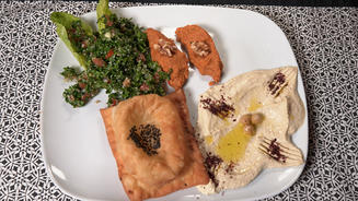 Tabbouleh, Käsetaschen mit Hummus