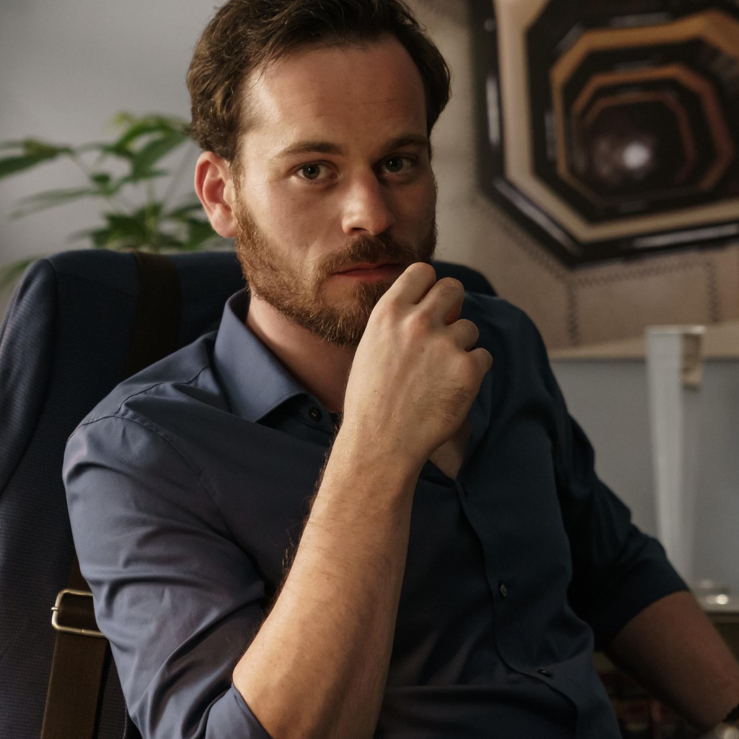 _mpensau - Dumb_UFA Serial Drama GmbH24.06.2019Bild 04-10 DT 14TESS will eine Erkla?rung fu?r die Pru?gelei, SHIRI lenkt das Gespra?ch ins Intime.Rolle Shiri Jacobi (Jasna Fritzi Bauer)Rolle Bastian Tess (Florian BartholomŠi)Foto: Stefan Erhard _mpensau - Dumb_UFA Serial Drama GmbH24.06.2019Bild 04-10 DT 14TESS will eine Erkla?rung fu?r die Pru?gelei, SHIRI lenkt das Gespra?ch ins Intime.Rolle Shiri Jacobi (Jasna Fritzi Bauer)Rolle Bastian Tess (Florian BartholomŠi)Foto: Stefan Erhard