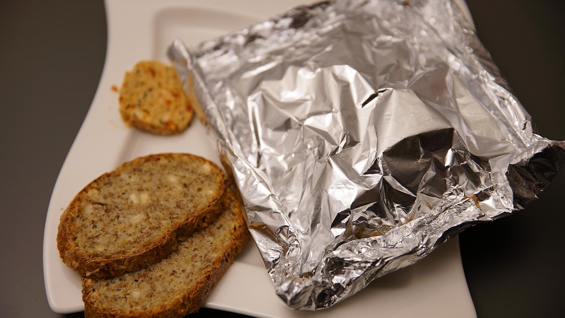 Auf dem Grill gedämpfte Forellenpäckchen mit Bierbrot