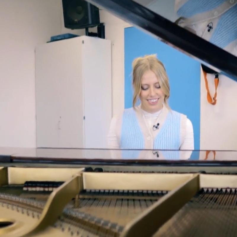 \Sing meinen Song\-Star LEA schwelgt in Erinnerungen: Der Flügel im Musikraum ihrer alten Schule hat für die Sängerin eine ganz besondere Bedeutung
