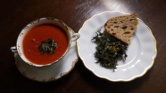 Knollensuppe mit knusprigen Kohlchips
