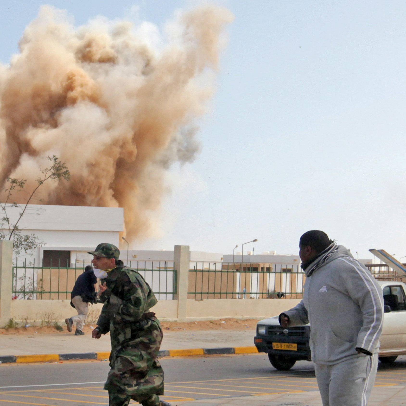 Libysche Luftwaffe bombardiert Rebellenstellungen Libysche Luftwaffe bombardiert Rebellenstellungen