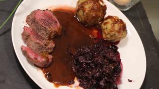 Rosa gebratener Rehrücken mit Rotkohl
