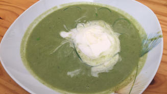 Knackige Kopfsalatsuppe mit sexy Brot