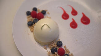 Limettenjoghurt-Mousse auf Biskuit