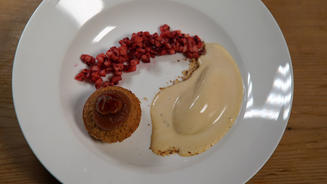 Financiers mit Salzkaramell-Eis