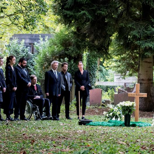Nach monatelangem Kampf gegen den Krebs nimmt Leos Leben ein Ende.