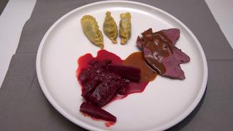 Hirsch mit Pilz-Maronen-Potsticker