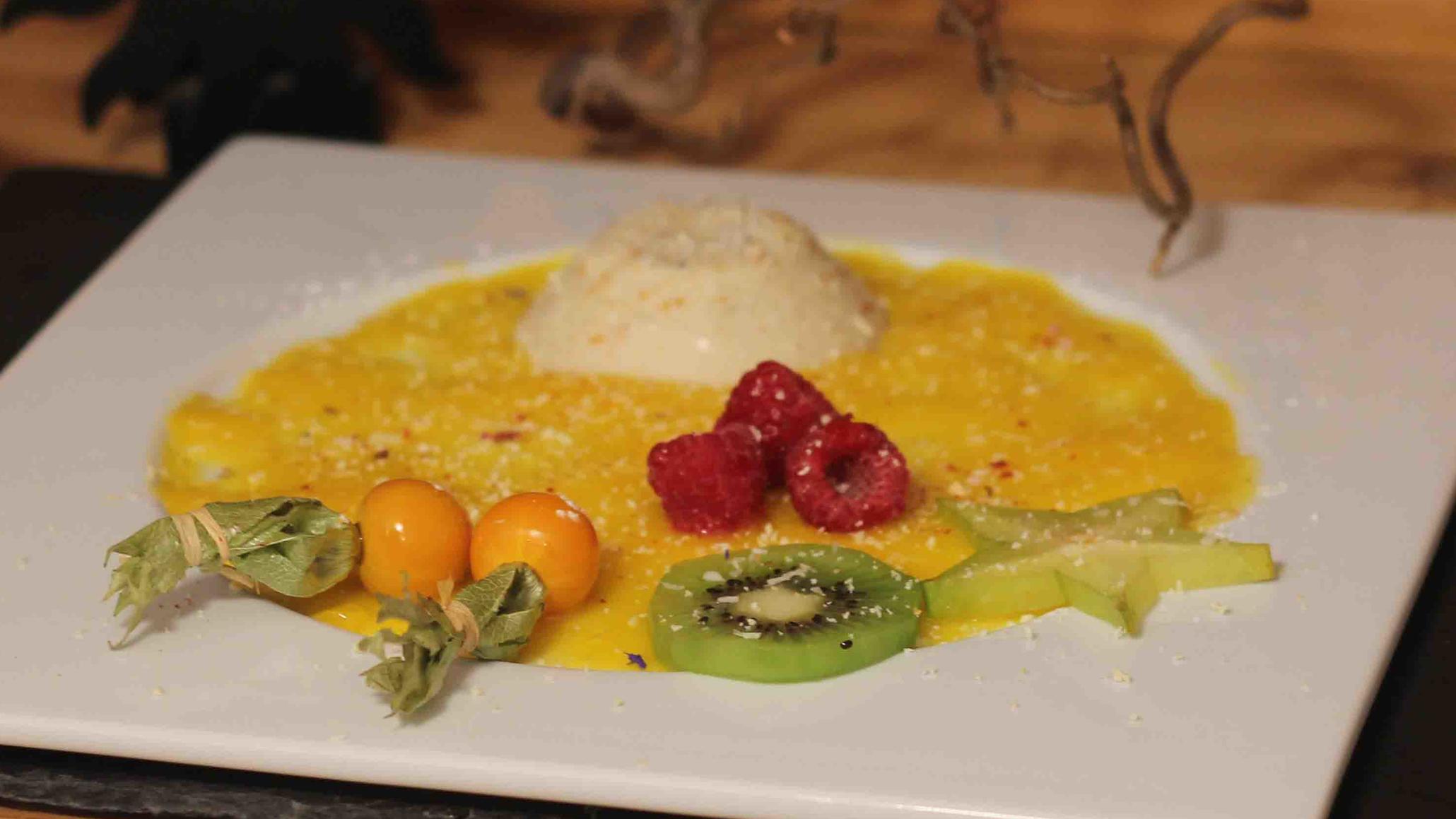 Mango-Fruchtsauce mit Kokos-Panna-Cotta