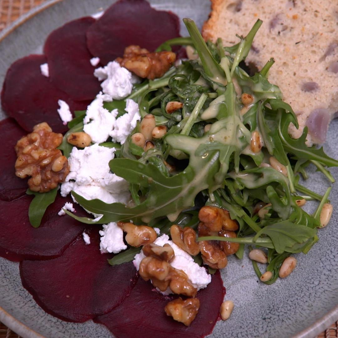 Rote-Beete-Carpaccio und Rucola-Salat mit Walnüssen Rote-Beete-Carpaccio und Rucola-Salat mit Walnüssen