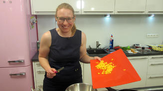 Petra sorgt stets für volle Gläser