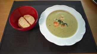Erbsensuppe mit Garnelen und Baguette