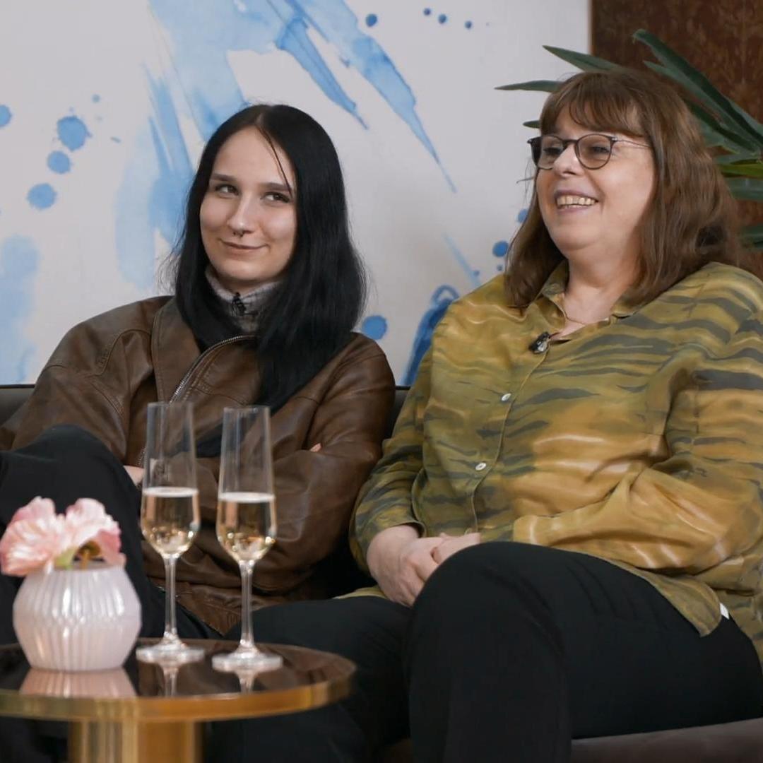 Tochter Charlott (16) schaut der Anprobe zunehmend unamüsiert zu. Immerhin Mama Claudia (61) hat Spaß