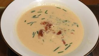 Weissweinsuppe mit Pancetta-Flakes