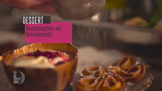 Beerenspeise in Schokohülle