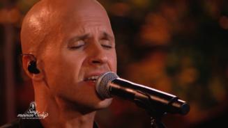 Milow liefert den 1. Song des Abends