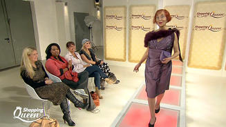 Die lila Rentnerin stakselt herum