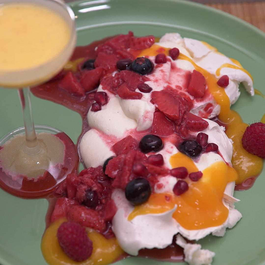 Pavlova mit Eierlikör-Sahne, Mangosauce und marinierten Früchten Pavlova mit Eierlikör-Sahne, Mangosauce und marinierten Früchten