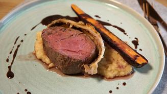 Beef Wellington an Erdgemüse