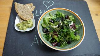 Wildkräutersalat mit Dinkelbrot