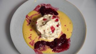 Walnuss Parfait mit rotem Pfirsich
