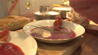 Rote Rübensuppe mit Zimtsahne