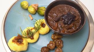 Hirschgulasch in Schokoschuhen
