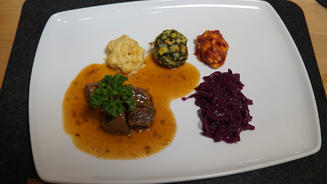 Rindergulasch, Knödeltrio, Rotkohl