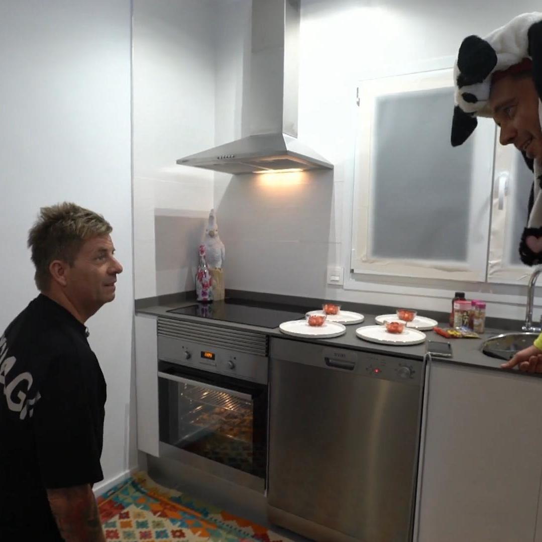 Durschaut Ballermann-Star Almklausi das Geheimnis von Schlager-Kollegen Lorenzo Büffel beim \Perfekten Promi Dinner\ auf Mallorca? Durschaut Ballermann-Star Almklausi das Geheimnis von Schlager-Kollegen Lorenzo Büffel beim \Perfekten Promi Dinner\ auf Mallorca?
