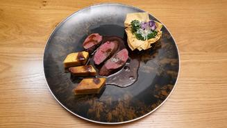 Glücksreh mit Baumkuchen und Gemüse