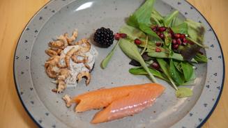 Geräucherte Forelle an Salat