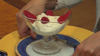 Eierlikör-Baiser-Schaum mit Früchten